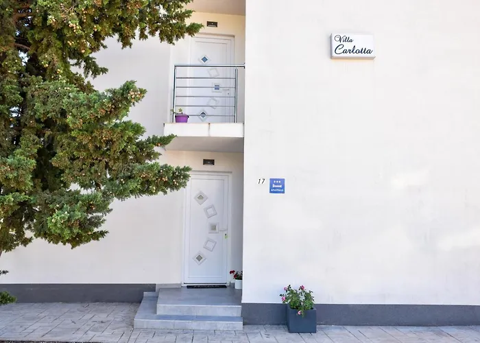 Apartment Deluxe Villa Carlotta